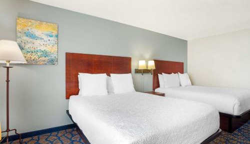 Queen Room with Two Queen Beds and Bath Tub - Disability Access/Non-Smoking 