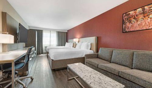 Queen Suite with Walk-In Shower - Mobility Access