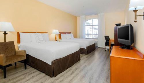 Queen Room with Two Queen Beds and Bathtub - Mobility Access