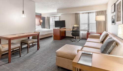 One-Bedroom Queen Suite with Sofa Bed and Adapted Tub - Mobility and Hearing Accessible