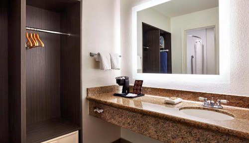 Larger King Room with Spa Bath and Wet Bar - Non-Smoking