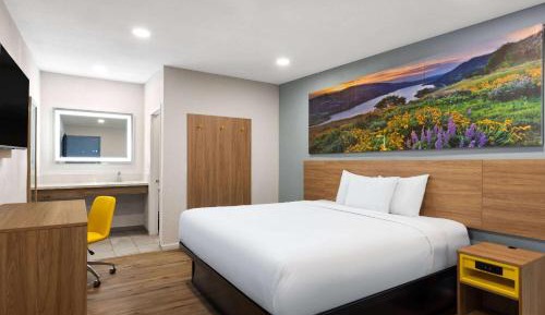 King Room with Mobility/Hearing Access and Roll-In Shower, Non-Smoking