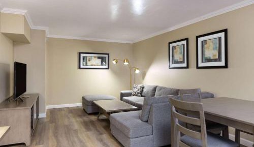 One-Bedroom King Suite - Non-Smoking