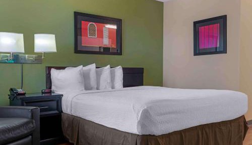 1 Queen Bed | ADA/RI Shower/Smoking/Kitchen