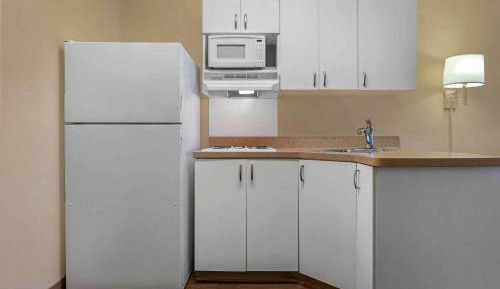 1 King Bed | Non-Smoking, Kitchen, Shower