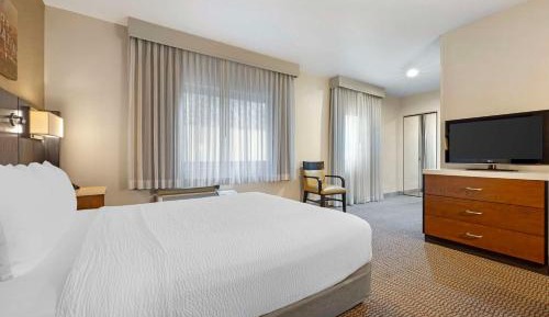 Queen Room with Roll-In Shower - Mobility Accessible/Non-Smoking