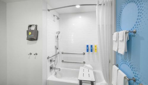 King Room with Mobility Accessible Tub