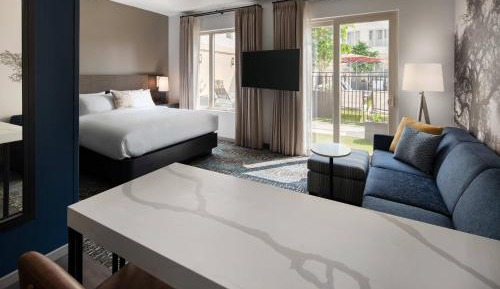 King Studio with Sofa Bed and Courtyard View