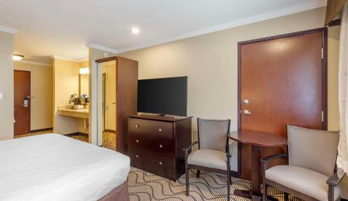 King Room with Roll-in Shower - Disability Access/Non-Smoking