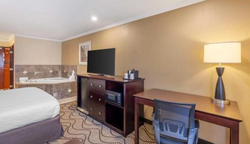 Executive King Suite with Jetted Tub - Non-Smoking