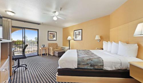 Queen Suite with Balcony - Non-Smoking