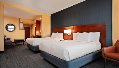 Executive Large Queen Room with Sofa Bed and Tub - Mobility Accessible