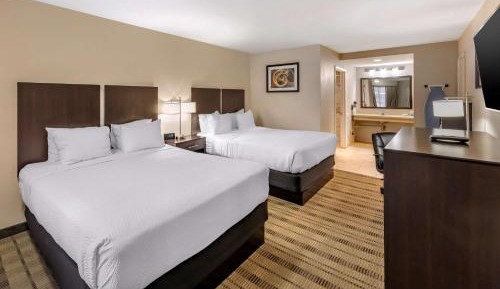 Queen Room with Two Queen Beds and Roll-In Shower - Mobility Access/Non-Smoking