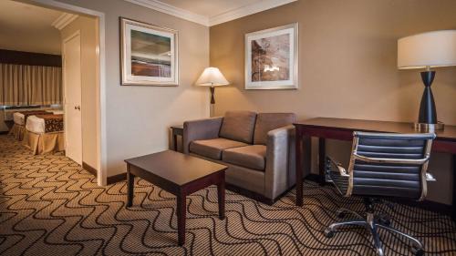 Suite with Two Double Beds and Sofa Bed - Pool View/Non-Smoking