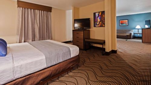 King Suite with Sofa Bed and Living Area - Non-Smoking