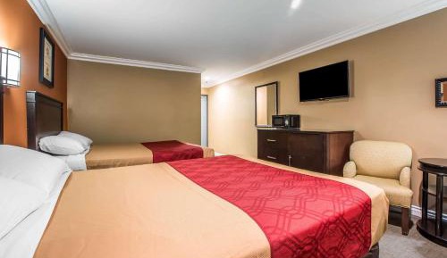 Queen Room with Two Queen Beds and Bath Tub - Mobility Accessible/Non-Smoking