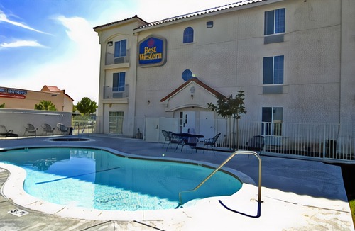 Palmdale Hotel | Best Western Plus John Jay Inn & Suites