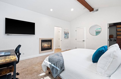 Eastside Santa Cruz Villa | Luxury Santa Cruz Villa: Beachside Paradise with New Hot Tub & Fast Wi-Fi