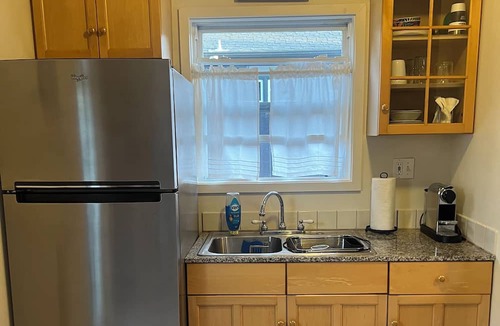 Railroad District Cottage | The Cozy Cottage w private yard