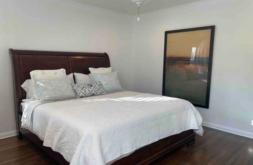 Wilshire Montana House | Little heaven, close to beach, full kitchen, strong WiFi, kid & pet friendly
