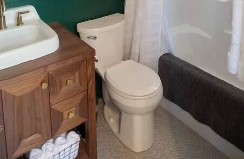 Prescott Cottage | The Downtown Cactus Cottage in the Prescott Pines