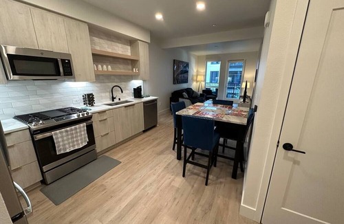 Downtown Long Beach Apartment | LUX Walk Conv Ctr Wi-Fi EV Free Park Crib Pool B