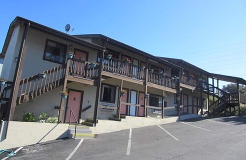 North Fremont Street Hotel | Monterey Fairgrounds Inn