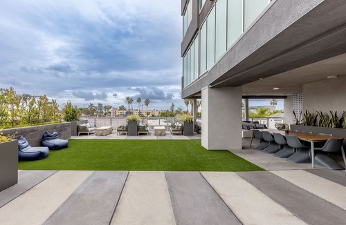 North Park Apartment | Eclectic : 65” TVs : Fast Wi-Fi : Parking : Pets : Bohemian