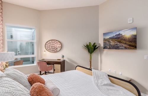 North Park Apartment | Eclectic : 65” TVs : Fast Wi-Fi : Parking : Pets : Bohemian