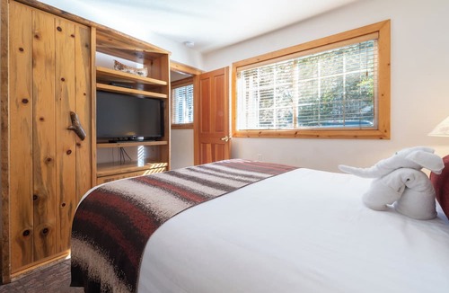 Tahoya Shores Hotel | Comfort and Convenience! Free Parking, Outdoor Pool, Spa Tub!