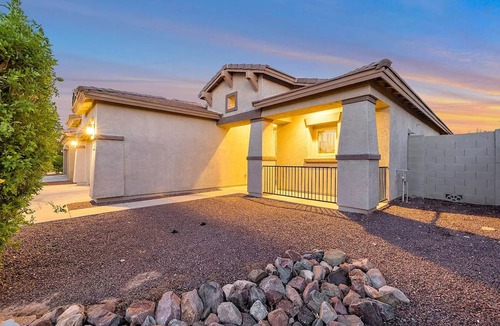 Surprise Farms House | Amazing Surprise Retreat W/Pool, Hot Tub, Ping Pong Table and much more!