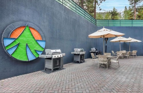 South Lake Tahoe Hotel | Ski Adventure! Minutes from Aerial Tramway & Gunbarrel Express! Parking, Pool!