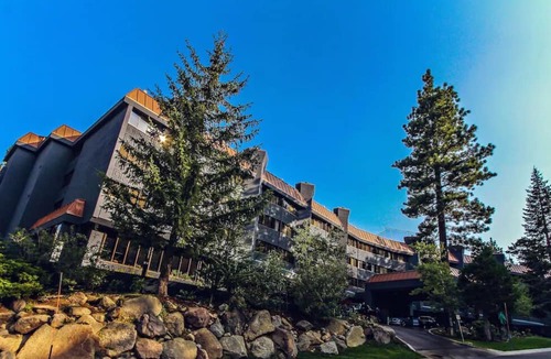 South Lake Tahoe Hotel | Ski Adventure! Minutes from Aerial Tramway & Gunbarrel Express! Parking, Pool!