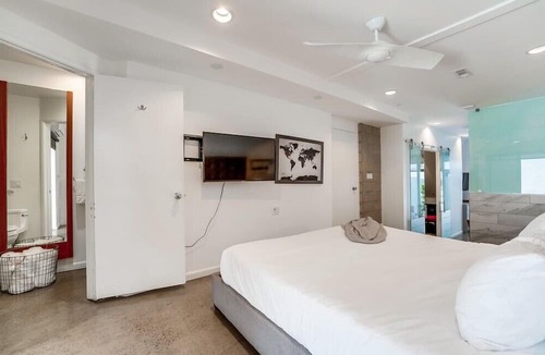 Little Italy Condo | Modern Urban Row Home * Dog OK * AC