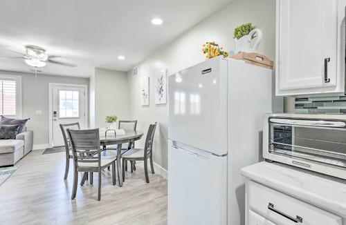 Gilbert Apartment | 2 Mi to Dtwn Gilbert! Snowbird Escape w/Pool