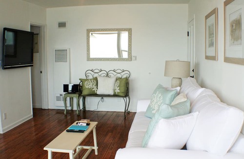 Eastern Malibu Apartment | Oceanfront Cottage On Sandy Carbon Beach – Pelican