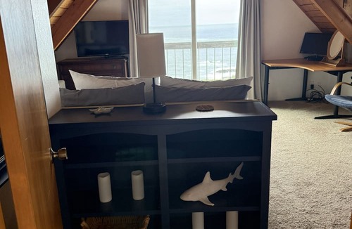 Gualala House | Ocean Front Coastal Home-SPECTACULAR VIEWS with Hot Tub & Large Deck