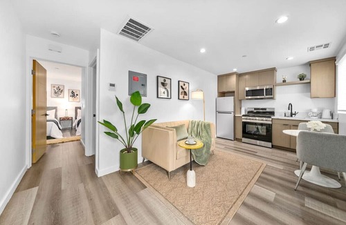 Rampart Village House | Spacious 5 Bedrooms house in Los Angeles