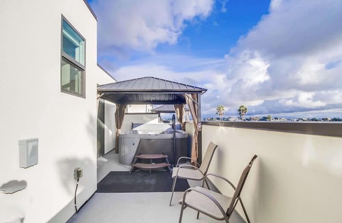 University Heights Apartment | Park Blvd 302 | Newly Built | Spa | Central