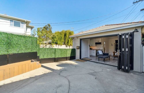 Westchester Apartment | Studio GuestHouse in Los Angeles near LMU, 5 min from LAX.