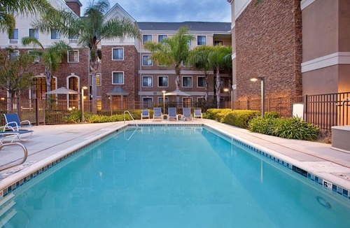 Sorrento Valley Hotel | Make Your Trip More Enjoyable! Heated Outdoor Pool, Pets Are Welcome!