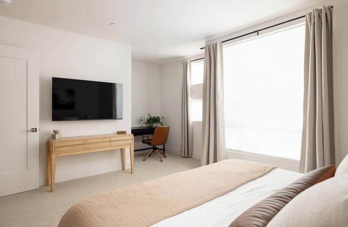 Golden Hill Condo | King Bed|Chef's Kitchen|2-Car Garage|1650 Sq Ft