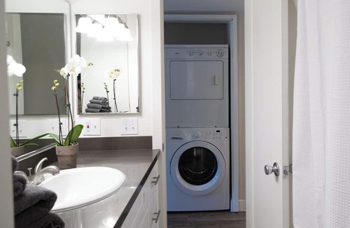 Westlake Village Apartment | King Bed, Hot Tub, Gym, WD, Parking, Ideal for Long Stay.