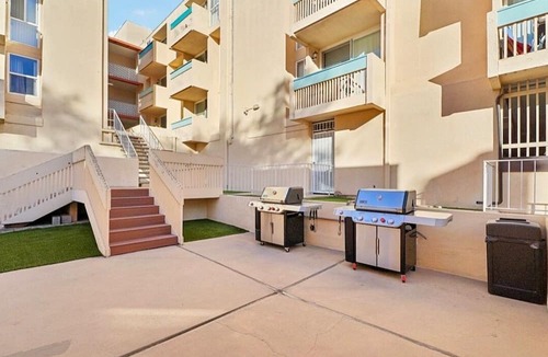 South Redondo Apartment | 2-bedroom apartment in wonderful Redondo Beach with WiFi, pool, jacuzzi, gym,