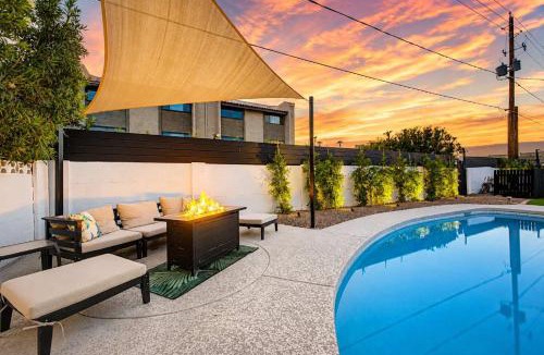 Village Grove House | Old Town Family Retreat-FREE Heated Pool-Spa-Putt Grn-Gym