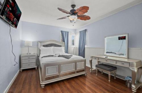 City Heights House | Modern Escape, Close to Zoo, Gaslamp and Beaches