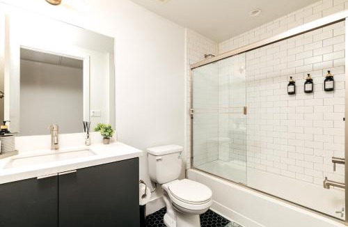 Wilshire Center Apartment | Lux Hotel Style 2 bedroom K Town with parking and GYM