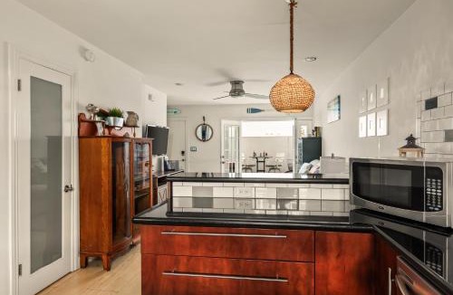 Crown Point House | Beach Front Bungalow at Pacific Beach