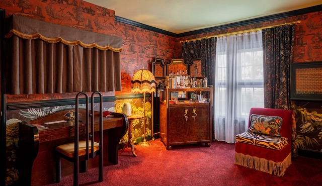 Lafayette Hotel & Club