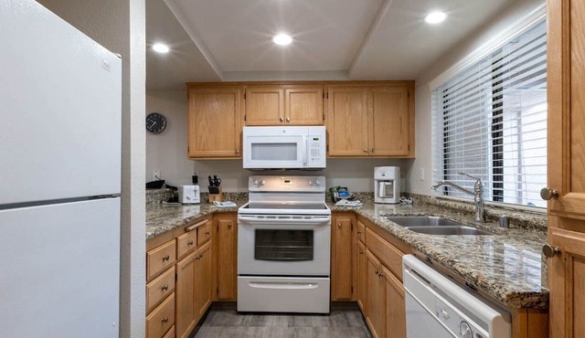 Luxury two bedroom and two bathroom unit with full amenities